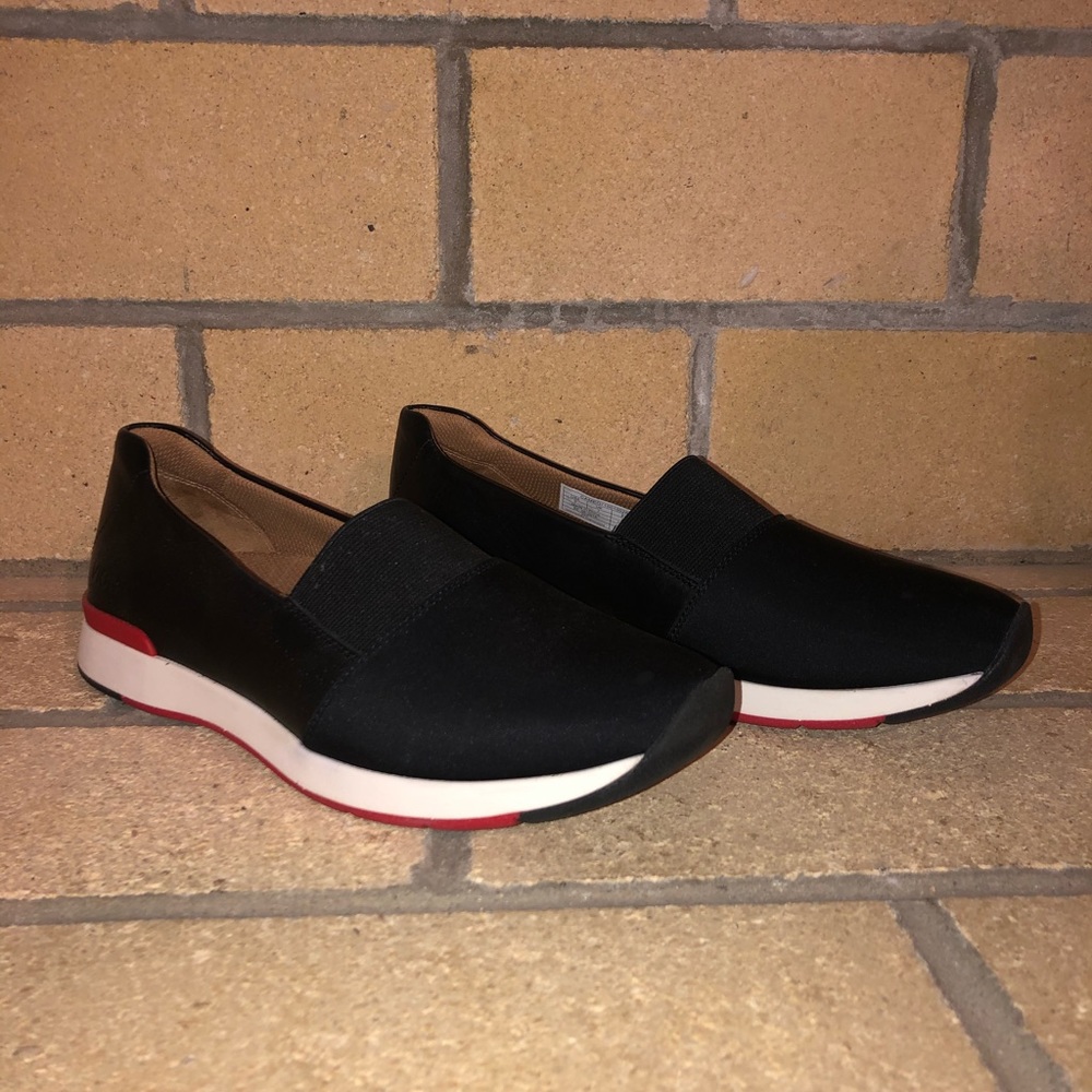 Black Vionic Cameo